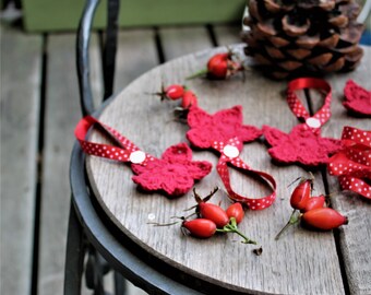 Red crocheted stars Christmas decor crocheted  snowflakes Hanging stars garlands decorations on the botlle gift packing table decor