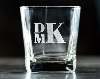 Vasos de whisky con monograma personalizado, juego de vasos de whisky con grabado personalizado, regalo para novio, regalo para esposo, vasos de bourbon, regalos para padrinos de boda