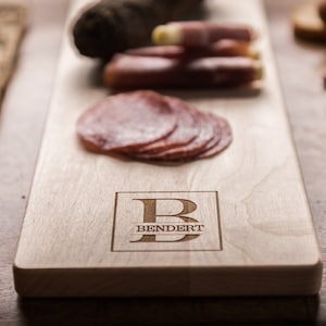 Plateau de fromage personnalisé, Planche de baguette monogrammée Cadeau de pendaison de crémaillère, Carte de charcuterie Cadeau de fiançailles pour couple, Planche à découper personnalisée