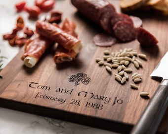 Conseil de charcuterie personnalisé avec Shamrock - Cutting Board Personnalisé - Cadeaux de mariage irlandais pour couple - Cadeaux de fiançailles pour couple