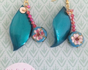"Blue petals" earrings with pearls and plastic red/blue colors recycled