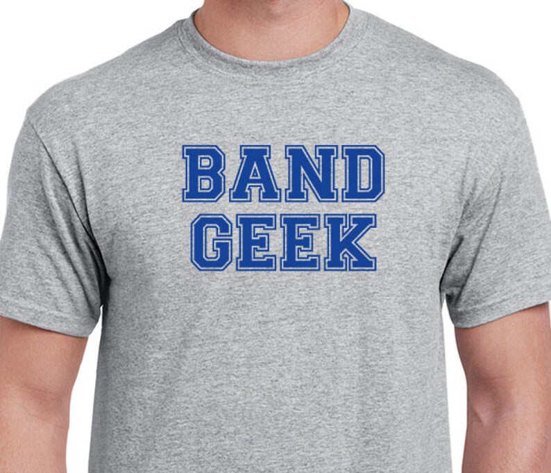 Футболки для гиков. Программист лого на футболку. Майка телевизор. Принты на серый топ. Geek inside перевод.