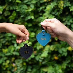 Porte-clés personnalisé avec monogramme coeur d'amour porte-clés cadeau pour elle cadeau d'anniversaire Grift de demoiselle d'honneur Cadeau de Noël Mariage image 1