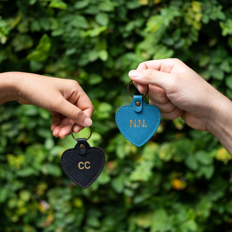 Porte-clés personnalisé avec monogramme coeur d'amour porte-clés cadeau pour elle cadeau d'anniversaire Grift de demoiselle d'honneur Cadeau de Noël Mariage image 1