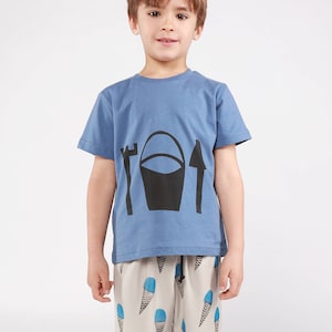 SUPER SALE: Blue kids  t-shirt with bucket hand-printed. Organic cotton