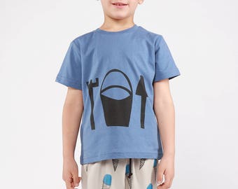 SUPER SALE: Blue kids  t-shirt with bucket hand-printed. Organic cotton