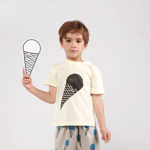 T-shirt enfant écru avec crème glacée imprimée à la main. Coton bio