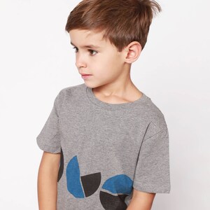 Super Sale. Gray T-Shirt Munari in blue. Hand-printed. 100% Organic cotton. Earth positive certification (Before 22 euros)