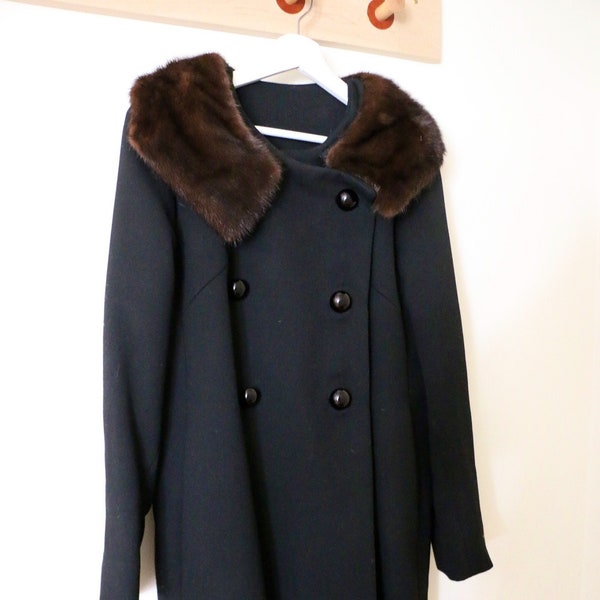 Long manteau en laine noir vintage avec col en fourrure