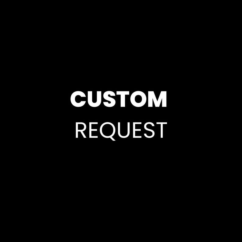 K&ouml;nnte beinhalten: Ein schwarzer Hintergrund mit dem wei&szlig;en Text "CUSTOM REQUEST" in einer serifenlosen Schriftart. Der Text ist zentriert und nimmt einen gro&szlig;en Teil des Bildes ein.