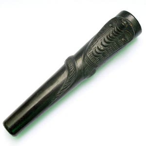Puede incluir: Una pipa de madera negra tallada con un diseño de serpiente detallado. La pipa mide aproximadamente 30 cm de largo y tiene un acabado liso y pulido.