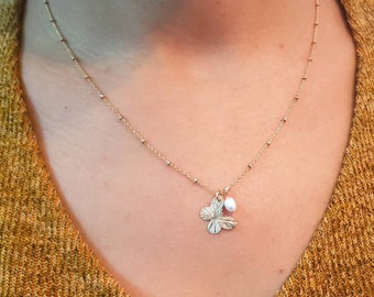 Minimalist butterfly necklace with pearl