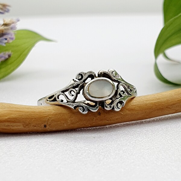 Vintage mother of pearl solid 925 sterling silver stacking oval ring, UK L1/2, US 6, EU 51