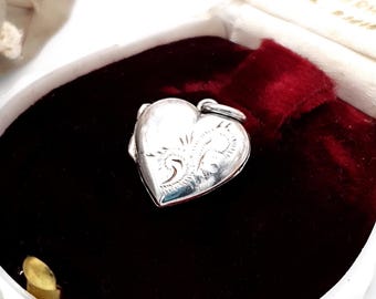 Vintage 'GJ' signed 1970s small heart shape foliate half etched solid 925 sterling silver locket pendant