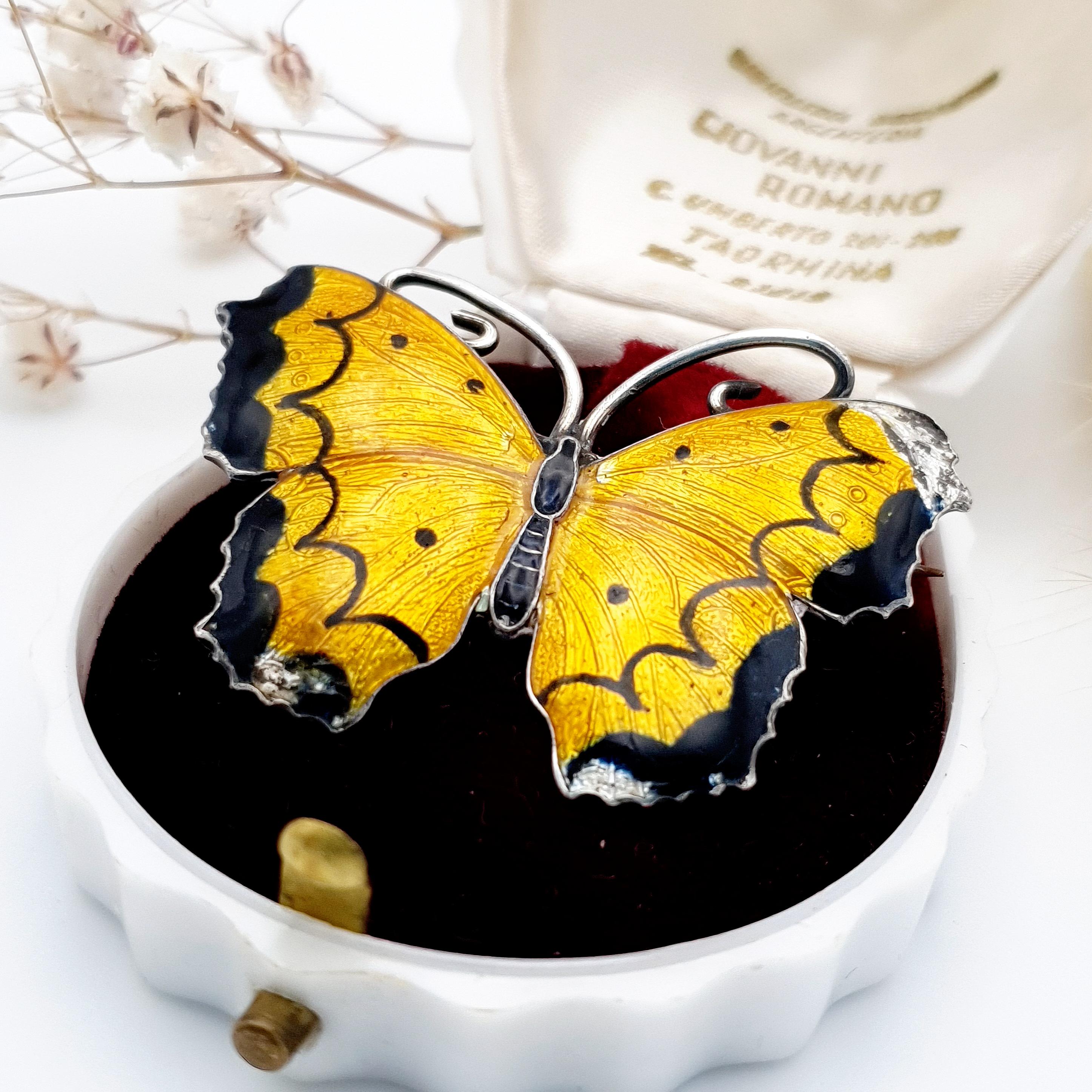 Broche antiguo de mariposa de plata de ley 'I.M.': esmalte guilloché amarillo