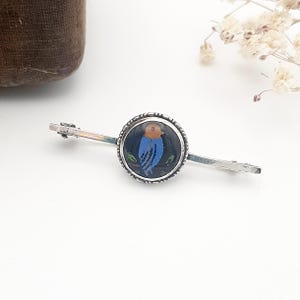 Art deco kingfisher bird hand painted butterfly wing round bar solid 925 sterling silver c clasp antique/vintage brooch