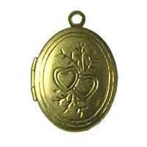 Puede incluir: Medallón ovalado de oro con tapa con bisagra y un diseño de tres corazones entrelazados con detalles florales.