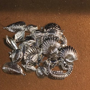 75 Stück Asst versilberte Muscheln , viele Stile und Formen