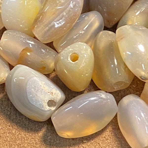 55 perles en agate véritable, couleur grise
