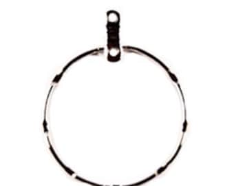 Puede incluir: Un anillo de metal plateado con un pequeño bucle en la parte superior. El anillo es liso y tiene una superficie ligeramente texturizada.
