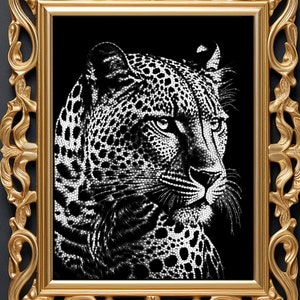 Puede incluir: Una imagen en blanco y negro de la cara de un leopardo en un marco dorado adornado. El leopardo mira hacia la derecha de la imagen.