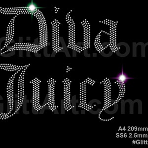 Puede incluir: Un diseño de strass con las palabras "Diva Juicy" en blanco, en letra cursiva, sobre un fondo negro. El diseño mide aproximadamente 20,9 cm por 29,7 cm y utiliza 1142 strass.