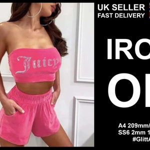 Op de afbeelding: Roze velours crop top en shorts set met "Juicy" in strass. De set is strijkbaar en wordt geleverd in maat A4 (209 mm x 297 mm) met 1000 SS6 2 mm strass. #GlittArt