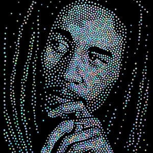 Puede incluir: Un retrato de un rostro y una mano, creado con puntos iridiscentes multicolores sobre un fondo negro. Los puntos crean la forma del rostro, el cabello y la mano, con la mano tocando el rostro.