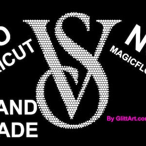 以下が含まれることがあります： 黒い背景に白い文字で「NO CRICUT NO MAGICFLOCK HANDMADE」と書いてあり、中央には白いスタイリッシュな「VS」ロゴがあります。ロゴの下には「By GlittArt.com」という文字があります。
