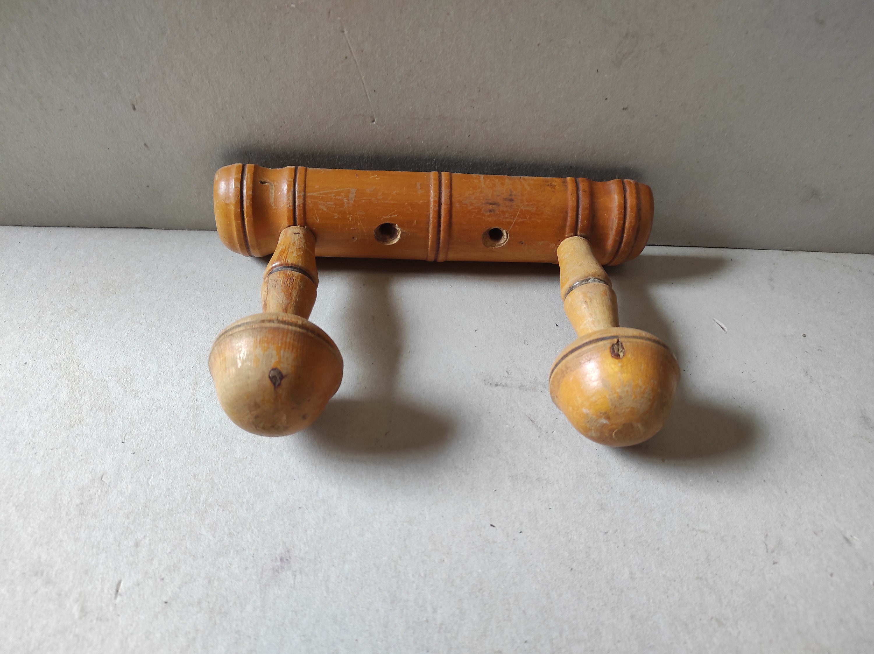 Ancien Portemanteau Mural Français Vintage 2 Patères en Bois Tourné Art Déco