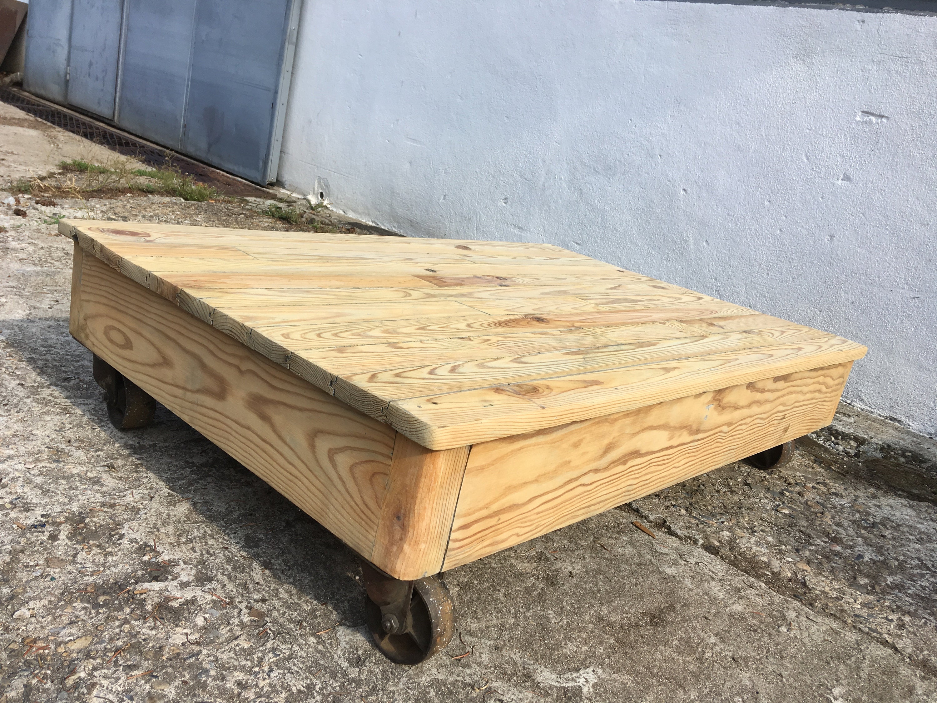 Table Basse Ancienne Estrade d'école en Bois sur Roulettes Métalliques Upcyclée