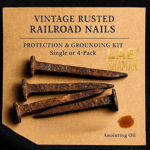 以下が含まれることがあります： ベージュ色のカードに、ヴィンテージの錆びた鉄道釘が写っています。「VINTAGE RUSTED RAILROAD NAILS」と「PROTECTION & GROUNDING KIT」の文字。塗油の小さな染みが見えます。