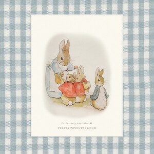 Può includere: Un'illustrazione vintage di una madre coniglio con tre coniglietti. La madre coniglio indossa un vestito blu e un grembiule bianco. I coniglietti indossano cappotti rossi. L'illustrazione è in stile acquerello e ha uno sfondo chiaro.