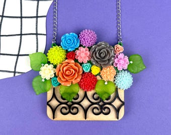 Colar com flor colorida em formato de vitrine, joia em acrílico cortada a laser.