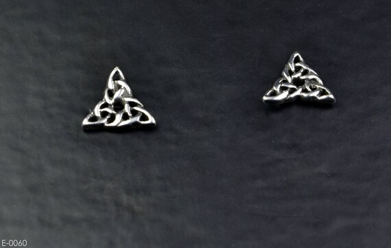 Pendientes de plata esterlina peridoto Celta Tachuelas Hecho en Reino Unido en Caja De Regalo