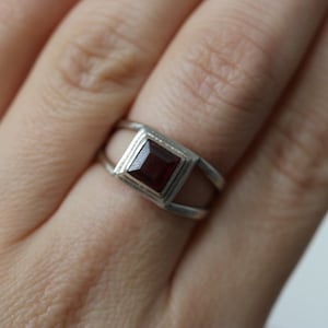 Garnet Ring | 925 Sterling Silver