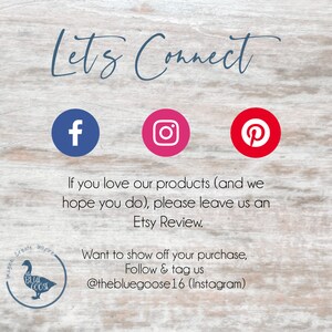 Może przedstawiać: Grafika "Let's Connect" z ikonami medi&oacute;w społecznościowych dla Facebooka, Instagrama i Pinteresta. Tekst "Imagine, Create, Inspire" znajduje się w k&oacute;łku z grafiką niebieskiej gęsi. Tekst "Jeśli kochasz nasze produkty (i mamy nadzieję, że tak jest), zostaw nam recenzję na Etsy." znajduje się pod ikonami medi&oacute;w społecznościowych. Tekst "Chcesz pochwalić się swoim zakupem? Obserwuj nas i oznacz nas @thebluegoose16 (Instagram)" znajduje się pod tekstem recenzji Etsy.