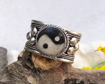 Yin und Yang Ring / Tibetischer Handgemachter Ring / Hippie Boho Ring / Made in Nepal / Ethnischer unisex Ring