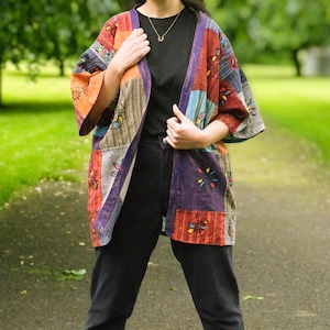 Lila lapptäckskimönstrad kimono | Färgglad kimonojacka | Handgjord i Nepal | Unisex, En storlek, Bomull | Hippie Boho-kläder