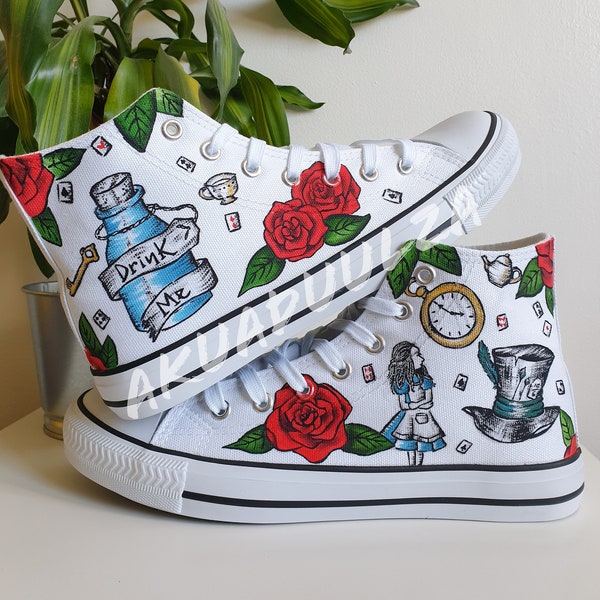 Design inspiré d’Alice au pays des merveilles / Chaussures peintes à la main / Chapelier fou, Tea Party, Illustration de roses / Baskets personnalisées / Cadeaux uniques