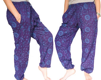 Peut inclure: Pantalon violet avec un motif soleil et lune bleu. Le pantalon a une taille élastique et un cordon de serrage.