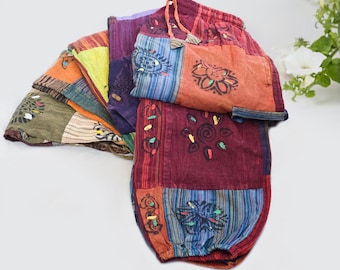 Blommiga lapptäcke hippiejoggers, färgglada funky cargobyxor, festivalharem, tillverkade i Nepal