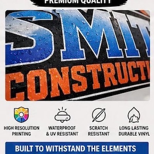 Op de afbeelding: Een close-up van een bord met de woorden "SMI CONSTRUCTION" in blauw en oranje, met de tekst "PREMIUM QUALITY" erboven. Het bord is van hoge resolutie, waterdicht, krasbestendig en gemaakt van duurzaam vinyl.