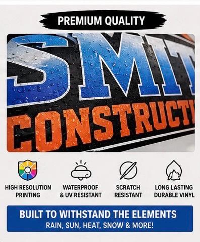 Op de afbeelding: Een close-up van een bord met de woorden "SMI CONSTRUCTION" in blauw en oranje, met de tekst "PREMIUM QUALITY" erboven. Het bord is van hoge resolutie, waterdicht, krasbestendig en gemaakt van duurzaam vinyl.