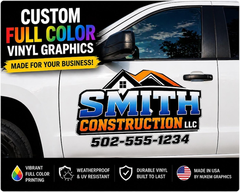Op de afbeelding: Witte vrachtwagendeur met een aangepaste vinylafbeelding voor Smith Construction LLC. De afbeelding bevat de bedrijfsnaam, het logo en het telefoonnummer. Tekst op de deur luidt "CUSTOM FULL COLOR VINYL GRAPHICS MADE FOR YOUR BUSINESS!"