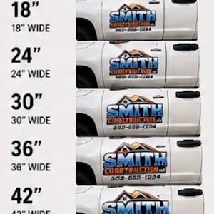 Op de afbeelding: Witte vrachtwagendeurstickers met het "Smith Construction" logo in blauw, oranje en wit. Maatopties vari&euml;rend van 30.5 cm tot 122 cm breed. De tekst bevat "Maatopties" en "Breedte is de meting van links naar rechts."