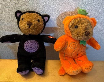 Pratende Halloweenbeer knuffel, set met katten- en pompoenkostuums, pluche
