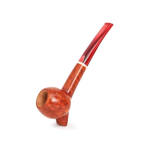 Op de afbeelding: Een handgemaakte tabakspijp met een afgeronde ketel en een lange, gebogen steel. De pijp is gemaakt van hout met een roodbruine afwerking en een felrood mondstuk. De pijp heeft een klassiek ontwerp.