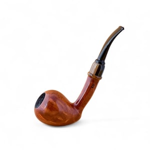 Op de afbeelding: Een houten tabakspijp met een gebogen steel en een donkere, glanzende afwerking. De ketel heeft een rijke bruine kleur en de steel heeft een zwart mondstuk. De initialen "KAF" zijn op de steel gegraveerd.