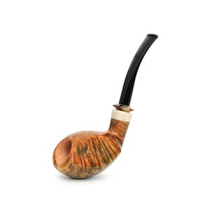 Op de afbeelding: Een handgemaakte tabakspijp met een gebogen, zwart mondstuk en een kom van hout. De kom heeft een natuurlijk houtnerfpatroon met tinten bruin en oranje. De pijp heeft een witte accentring bij het mondstuk.